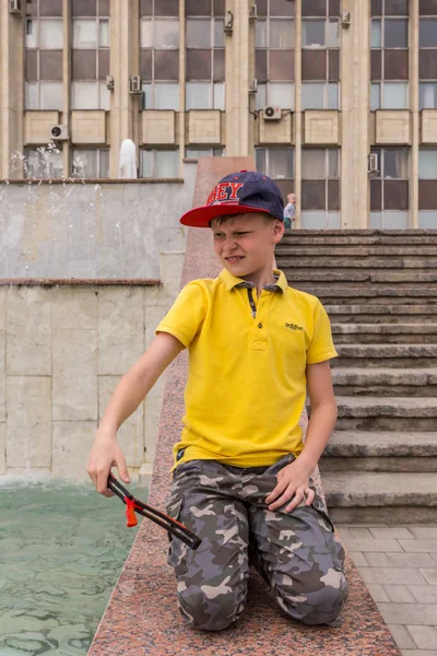 2019 Τούλα Ρωσία Ένα Αγόρι Που Φοράει Κίτρινο Πόλο Και — Φωτογραφία Αρχείου