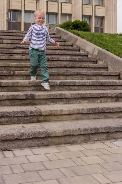 2019 Τούλα Ρωσία Ένα Μικρό Αγόρι Που Φοράει Ριγέ Πουκάμισο — Φωτογραφία Αρχείου