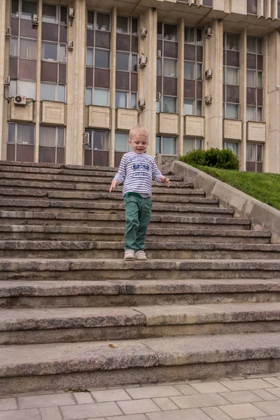 2019 Tula Rusland Een Jongetje Met Een Gestript Hemd Dat — Stockfoto