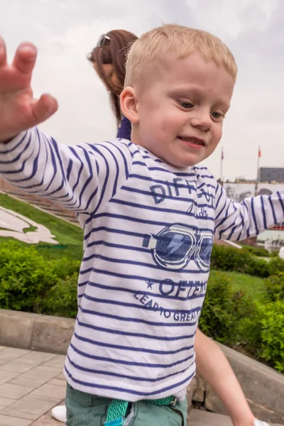 2019 Tula Russie Petit Garçon Portant Une Chemise Rayée Qui — Photo