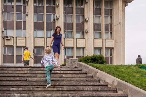 2019 Tula Rusia Una Madre Sus Hijos Jugando Las Escaleras — Foto de Stock