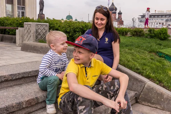 2019 Tula Rusia Una Madre Sus Hijos Descansando Las Escaleras — Foto de Stock