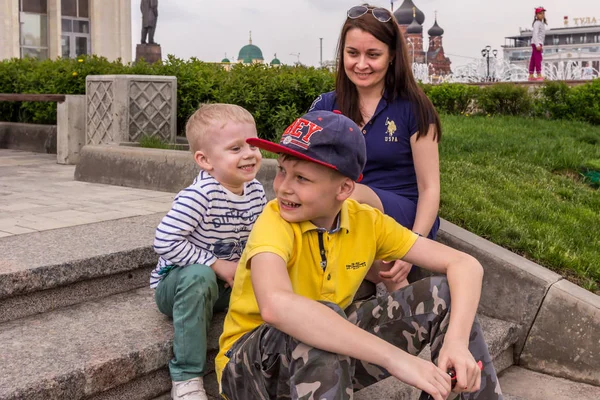 2019 Tula Rusia Una Madre Sus Hijos Descansando Las Escaleras — Foto de Stock
