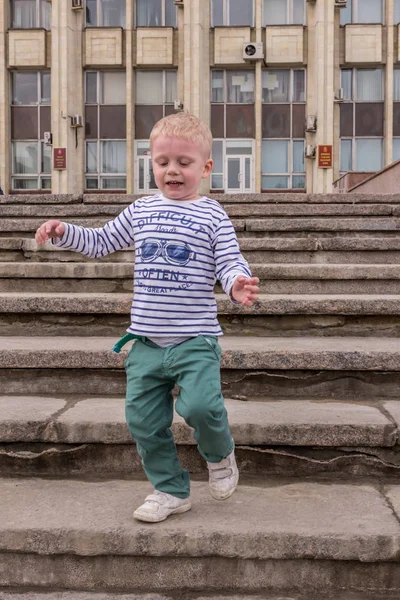 2019 Tula Rusia Niño Vistiendo Una Camisa Desnuda Corriendo Por — Foto de Stock