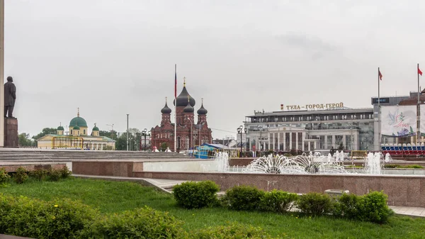 2019.05.10, Tula, Rusya. Kilise ve kare manzaralı Rus Kahraman Şehri 'nin şehir manzarası. Rusya 'yı dolaşmak.