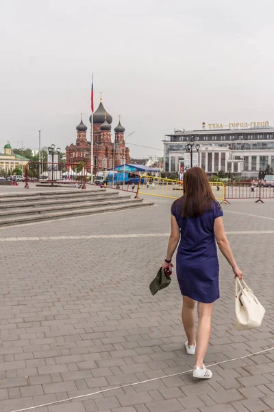 2019 Tula Ryssland Ung Kvinna Går Torget Tula Baksidan — Stockfoto