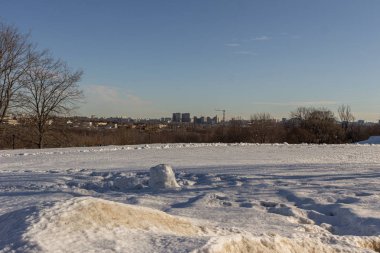 2019.02.19, Moskova, Rusya. Ufukta şehir binaları olan kış manzarası.