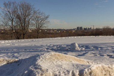 2019.02.19, Moskova, Rusya. Ufukta şehir binaları olan kış manzarası.