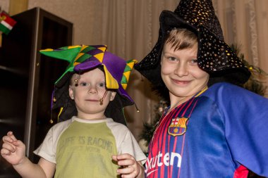 2019.01.03, Maloyaroslavets, Rusya. İki çocuk yeni yıl ağacının arka planında eğleniyor..