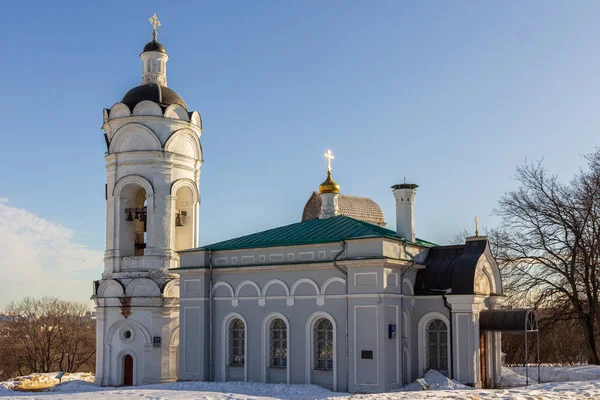 2019 モスクワ ロシア 青い空 冬の雪景色を背景にVoznesenskaya教会から近くの鐘楼 ロシアの世界遺産 — ストック写真