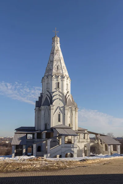 2019 Moskva Ryssland Voznesenskaja Kyrka Bakgrunden Blå Himmel Vinter Snöiga — Stockfoto