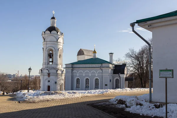 2019 モスクワ ロシア 青い空 冬の雪景色を背景にVoznesenskaya教会から近くの鐘楼 ロシアの世界遺産 — ストック写真