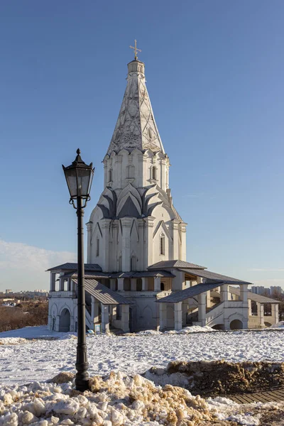 2019 Moscow Russia Voznesenskaya Church Background Blue Sky Winter Snowy — Stock Photo, Image