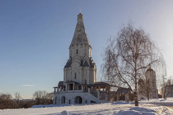 2019 モスクワ ロシア 冬の雪景色を背景にVoznesenskaya教会 ロシアの世界遺産 — ストック写真