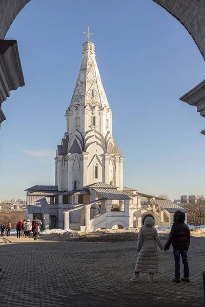 2019 Mosca Russia Turisti Piedi Intorno Voznesenskaya Chiesa Sullo Sfondo — Foto Stock
