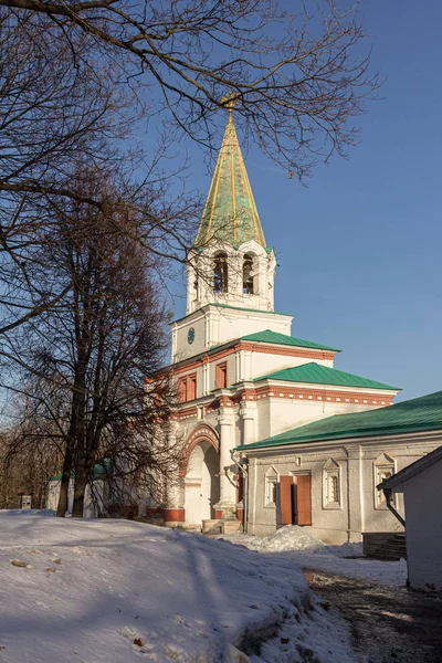 2019 Moszkva Oroszország Főkapu Királyi Udvar Főkapuja Kolomenskoye Parkban Fákra — Stock Fotó