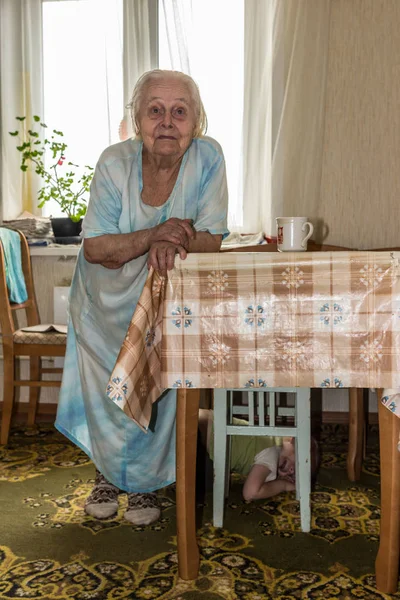 2019 Obninsk Russia Little Boy Hiding Table Grandmother Standing Table — Stock Photo, Image