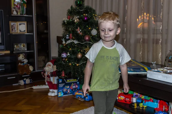 2019 Maloyaroslavets Rusia Niño Divirtiéndose Casa Niño Riendo Tirado Suelo — Foto de Stock