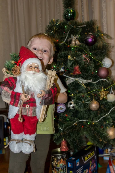 2019 Maloyaroslavets Rusya Küçük Bir Çocuk Noel Baba Oyuncağını Tutuyor — Stok fotoğraf