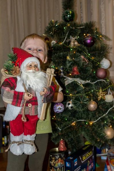 2019 Maloyaroslavets Rússia Menino Segurando Brinquedo Papai Noel Junto Árvore — Fotografia de Stock