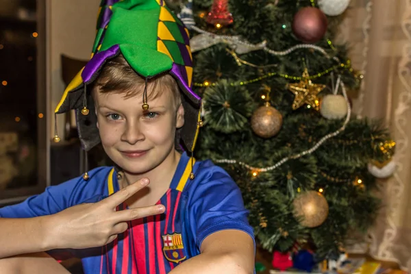 2019 Maloyaroslavets Rusko Malý Usměvavý Chlapec Harlekýnské Čepici Sedí Pozadí — Stock fotografie