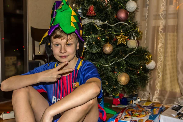 2019 Maloyaroslavets Rusko Malý Usměvavý Chlapec Harlekýnské Čepici Sedí Pozadí — Stock fotografie