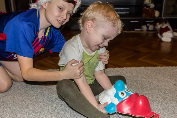 2019 Maloyaroslavets Rusland Twee Jongens Dragen Carnaval Kostuums Hebben Plezier — Stockfoto