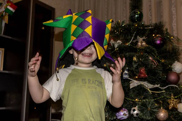 2019 Maloyaroslavets Rusia Niño Sonriente Con Sombrero Arlequín Pie Fondo — Foto de Stock