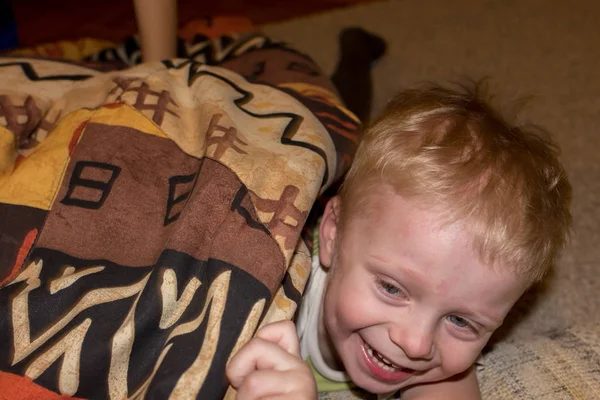 2019 Maloyaroslavets Rusia Niño Divirtiéndose Casa Niño Riendo Tirado Suelo —  Fotos de Stock