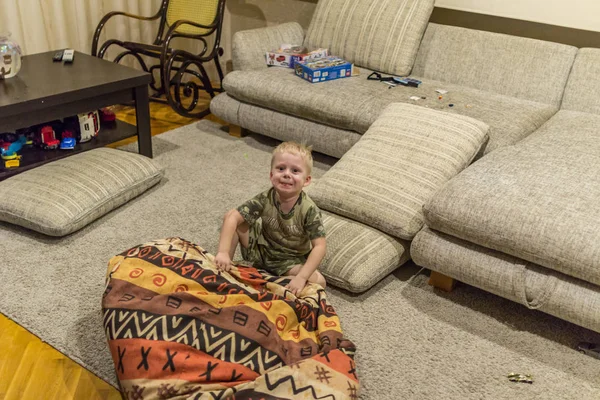 2019 Maloyaroslavets Rusia Niño Divirtiéndose Casa Niño Riendo Tirado Suelo —  Fotos de Stock