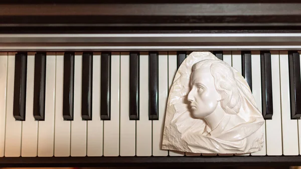 2019 俄罗斯莫斯科 肖邦站在钢琴键盘上的迷你半身像 — 图库照片