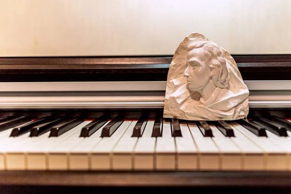 2019 Μόσχα Ρωσία Μικροσκοπική Προτομή Chopin Στέκεται Στο Πιάνο Πληκτρολόγιο — Φωτογραφία Αρχείου