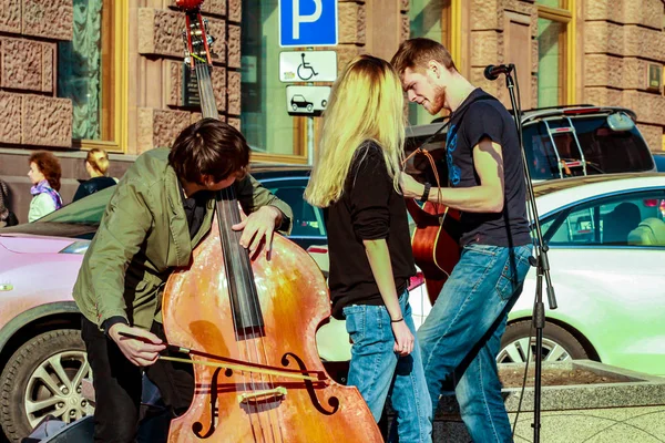 2015 Moscow Russia Street Musicians Spring Day Trio Band Young — Stock Photo, Image