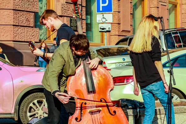 2015 Moscow Russia Street Musicians Spring Day Trio Band Young — Stock Photo, Image