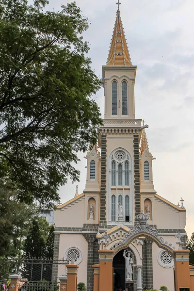 2015.04.26, Bangkok, Tayland. Katolik kilisesi bu gece. Asya 'nın dini mimarisi.