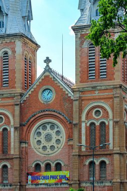 27.04.2015, Ho Chi Minh Şehri, Vietnam. Meryem Ana 'nın Meryem Ana' sının Katedral Bazilikası cephesi. Saygon 'un Notre-Dame Katedrali Bazilikası.