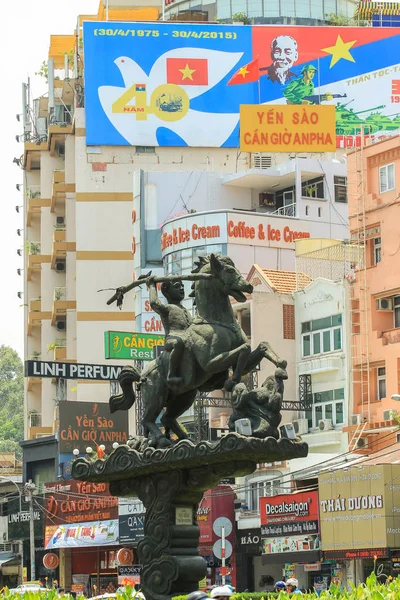 2015 Chi Minh City Wietnam Pomnik Jeźdźca Konia Ulicy Azjatyckie — Zdjęcie stockowe