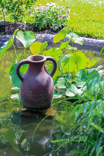 装飾用の植物や粘土の花瓶を持つ池 — ストック写真