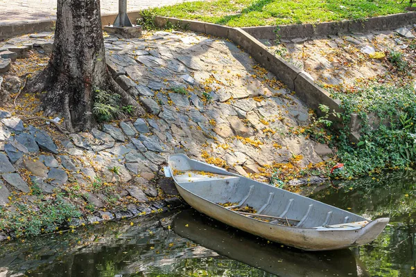 公園の池のそばの小舟 — ストック写真