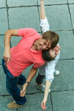 2011.05.21, Moskova, Rusya. Sokakta eğlenen genç bir adam ve kadın..