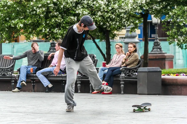 2011 Moscou Russie Étudiant Skateboard Sur Place Bihand Théâtre Bolshoy — Photo