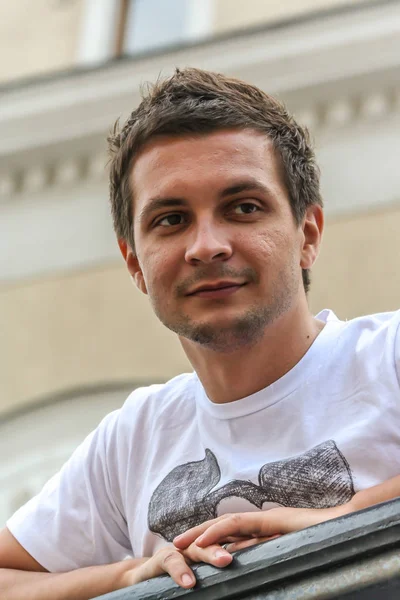 2011 Moscú Rusia Retrato Joven Sonriente Con Una Camiseta Blanca — Foto de Stock