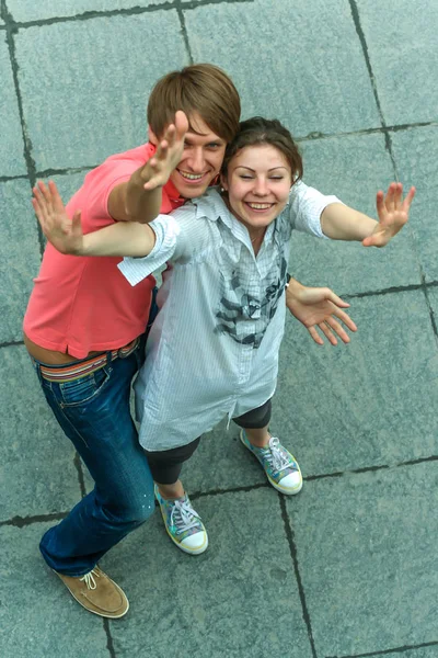 2011 Moskwa Rosja Młody Mężczyzna Kobieta Bawiący Się Ulicy Widok — Zdjęcie stockowe