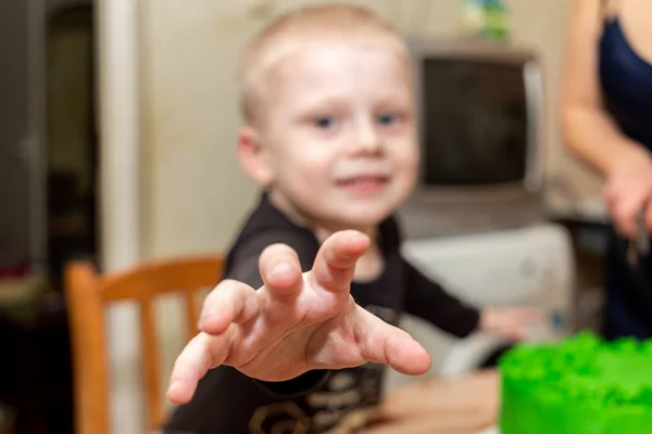 Menino Sentado Mesa Com Bolo Puxa Mão Para Câmera — Fotografia de Stock