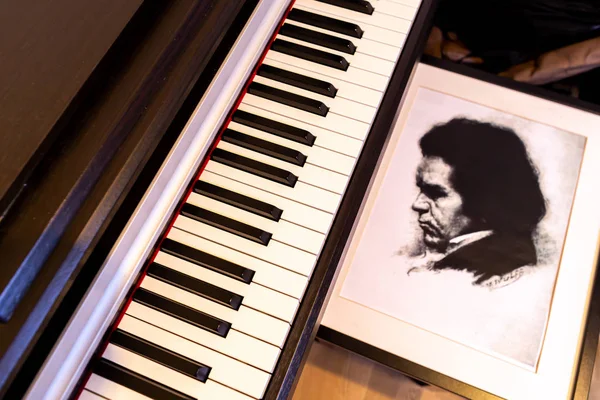2020 Február Moszkva Oroszország Ludwig Beethoven Portréja Zongora Billentyűzet Mellett — Stock Fotó