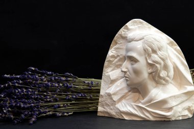 19.02.2020, Paris, Fransa. Chopin büstü ve siyah arka planda sarı çiçekler. Müzik odasında kompozisyon.