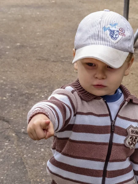 2011 Maloyaroslavets Rusia Retrato Lindo Niño Con Una Camiseta Una —  Fotos de Stock