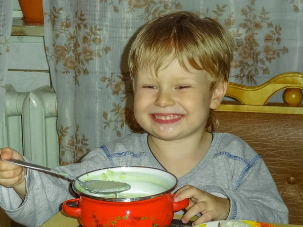 2011 Maloyaroslavets Rosja Mały Blond Chłopiec Śmieszne Owsiankę Bezpośrednio Patelni — Zdjęcie stockowe