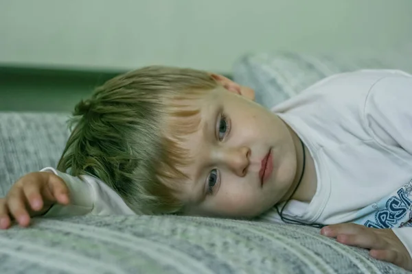 2011 Maloyaroslavets Russie Portrait Petit Garçon Triste Aux Cheveux Blonds — Photo