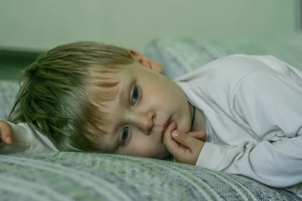 2011 Maloyaroslavets Rússia Retrato Menino Triste Cabelos Claros Deitado Sofá — Fotografia de Stock